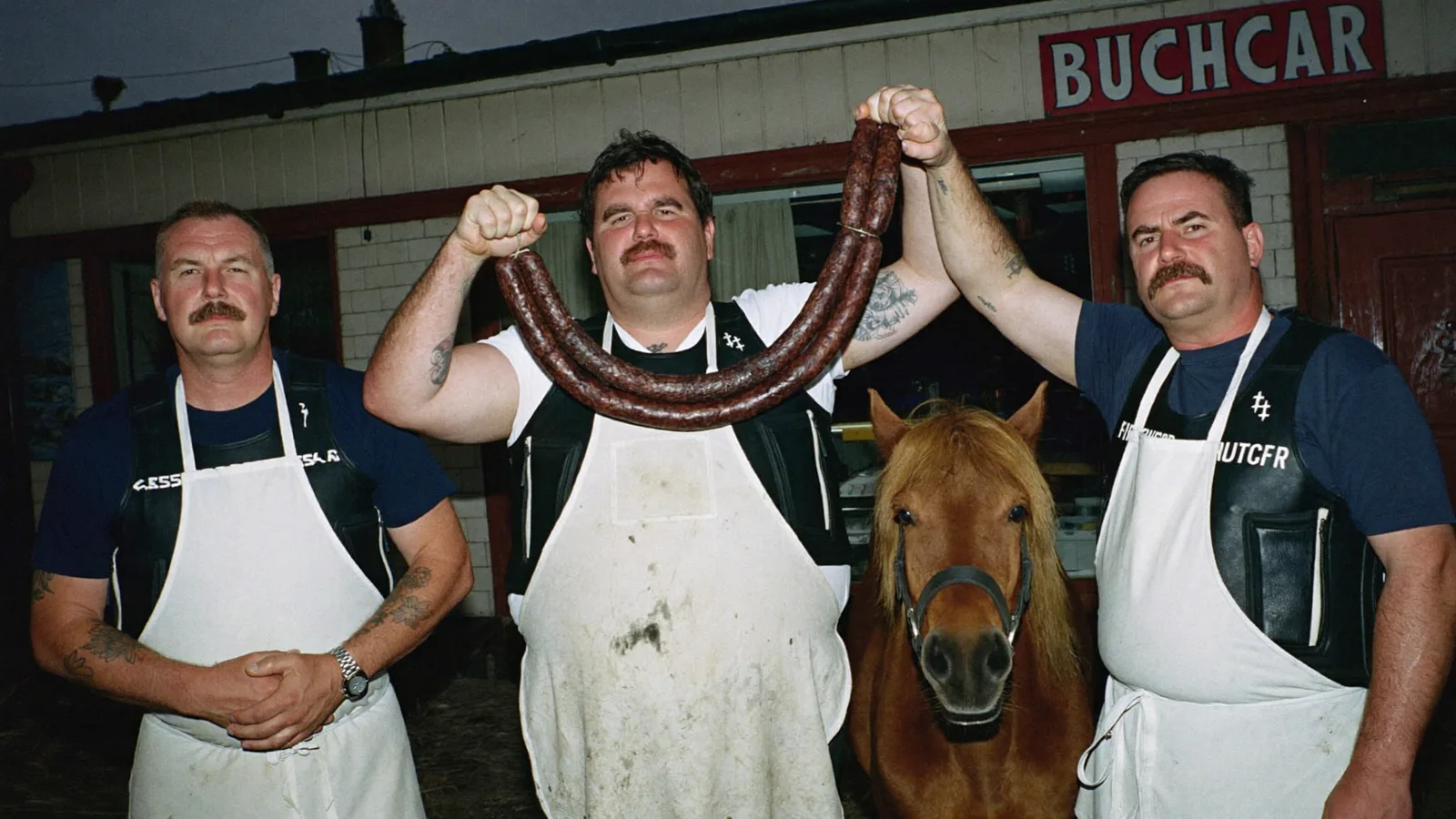 Die Gaulknacker-Gang: drei Metzger, ein skeptisches Pony, eine Wurst-Trophäe