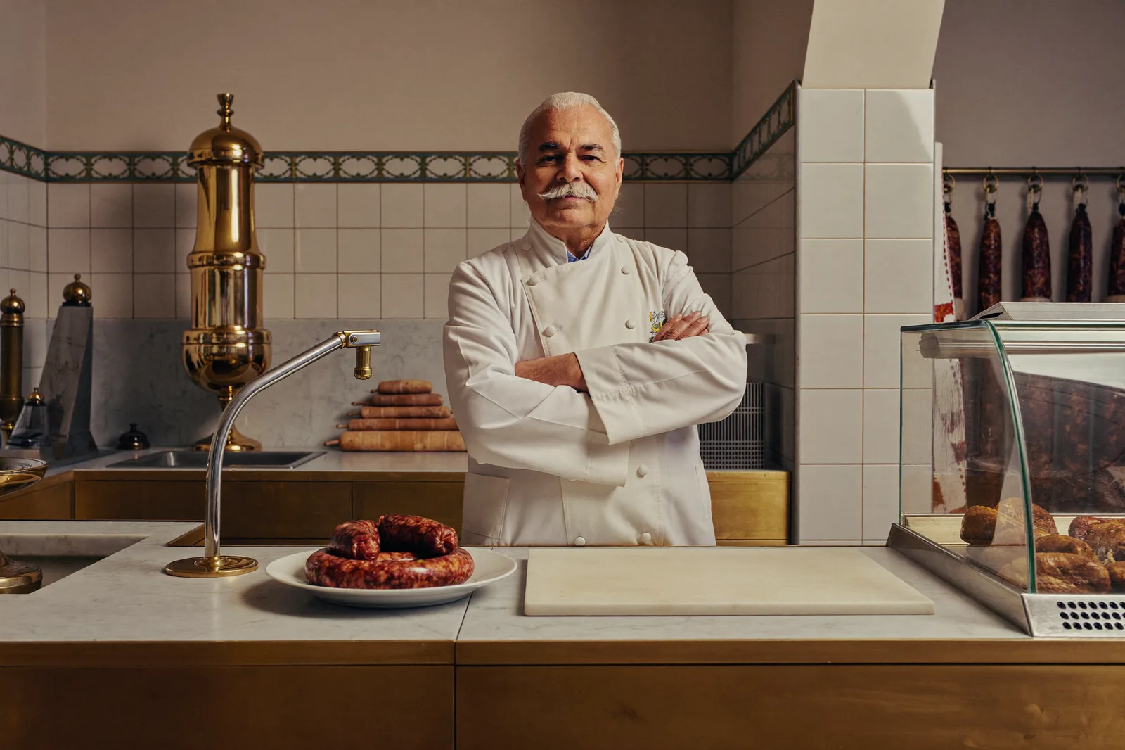 Unser Metzgermeister hinter der Theke — Handwerk mit Haltung